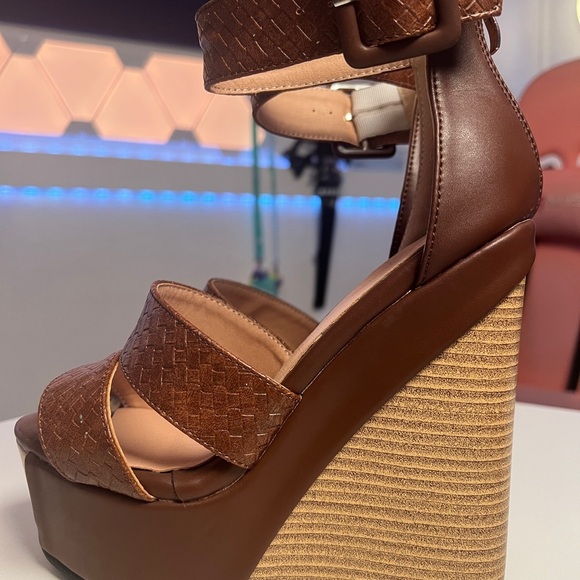 Elegant Brown Textured Women's Heels - Picture 3 of 4